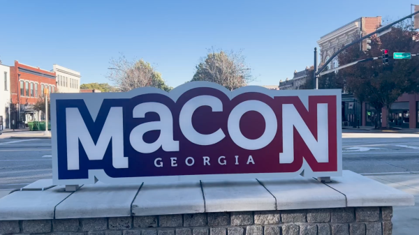 Picture of a Visit Macon Georgia sign on Poplar St.